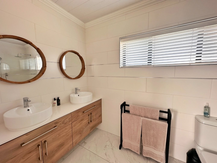 5 Bedroom Property for Sale in Fraaiuitsig Western Cape